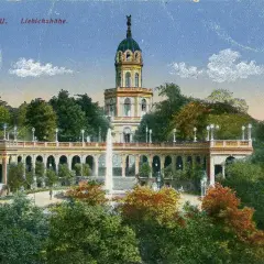 Monumentalne budowle, jak ta w Breslau, pokazują, co to znaczy wielkość. Wspaniały budynek z wieżą i arkadowym tarasem, otoczony zielenią.