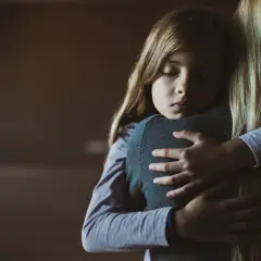 Córka mocno tuli mamę, czując jej ciepło. To znaczy, że jesteś dla mnie ważna, mamo.