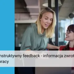 Dwie kobiety rozmawiają w biurze. Jedna z nich udziela drugiej konstruktywnego feedbacku, co oznacza informację zwrotną pomagającą w rozwoju.