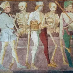 Szkielety i ludzie w średniowiecznych strojach tworzą procesję. To jedne z wielu przykładów danse macabre, ukazujące nieuchronność śmierci.