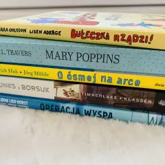 Pięć książeczek na dobranoc, w tym "Bułeczka Rządzi!", "Mary Poppins" i "Operacja Wyspa", ułożonych jedna na drugiej.