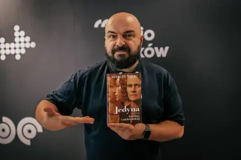 Marcin Wilk, jeden z znanych pisarzy, prezentuje swoją najnowszą biografię "Jedyna".