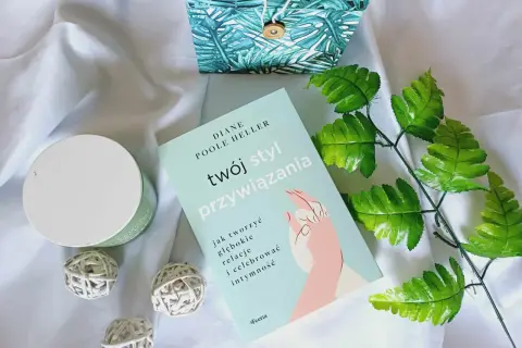 Książka "Twój styl przywiązania" Diane Poole Heller podpowiada, jak zmienić styl przywiązania, by tworzyć głębokie relacje i celebrować intymność.