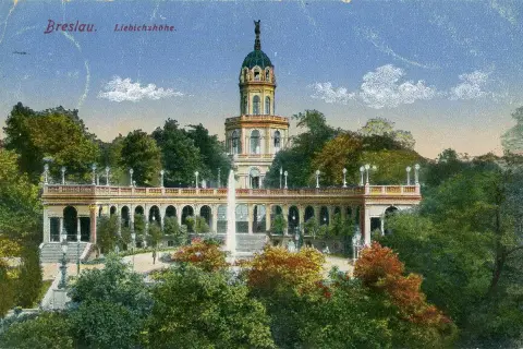 Monumentalne budowle, jak ta w Breslau, pokazują, co to znaczy wielkość. Wspaniały budynek z wieżą i arkadowym tarasem, otoczony zielenią.