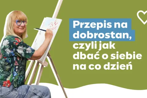 Kobieta maluje, szukając odpowiedzi na pytanie: co zrobić żeby być szczęśliwym? Dbanie o siebie to klucz do dobrostanu.