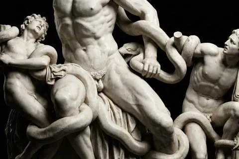 Grupa Laokoona: opis rzeźby przedstawiającej walkę z wężami. Dramatyczna scena, pełna napięcia i bólu.