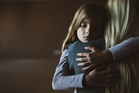 Córka mocno tuli mamę, czując jej ciepło. To znaczy, że jesteś dla mnie ważna, mamo.