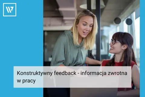 Dwie kobiety rozmawiają w biurze. Jedna z nich udziela drugiej konstruktywnego feedbacku, co oznacza informację zwrotną pomagającą w rozwoju.