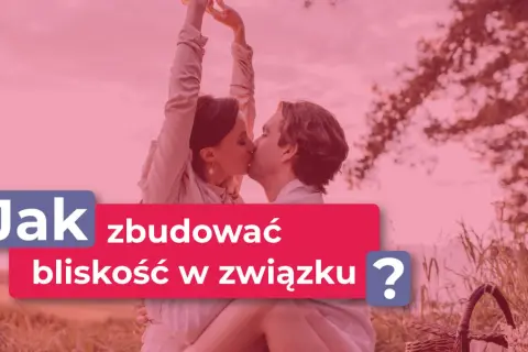 Para buduje bliskość w związku, okazując sobie miłe słowa i czułość.