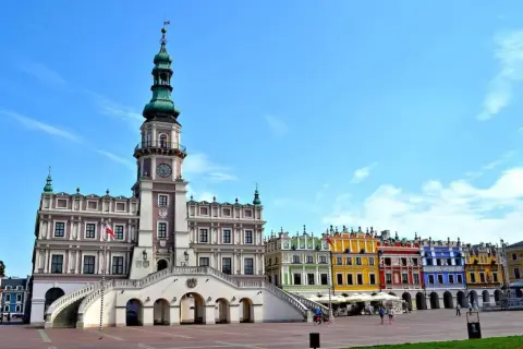 Rynek w Zamościu, perła renesansu i idealne miejsce na rozpoczęcie podróży po Polsce. Kolorowe kamienice i ratusz zachwycają.