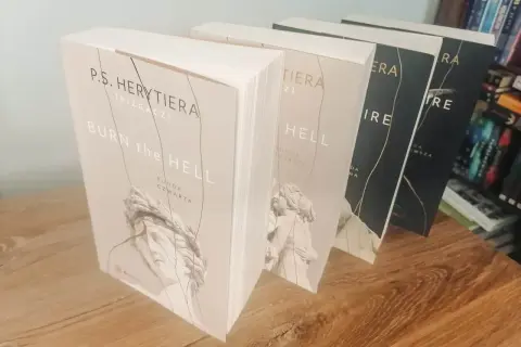 Książki "Burn the Hell" i inne z serii, które mogą spodobać się fanom podobnych klimatów.