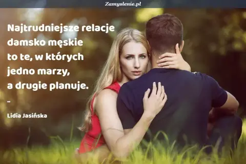 Kobieta obejmuje mężczyznę. Cytat o trudnych relacjach damsko męskich: "Najtrudniejsze relacje damsko męskie to te, w których jedno marzy, a drugie planuje.