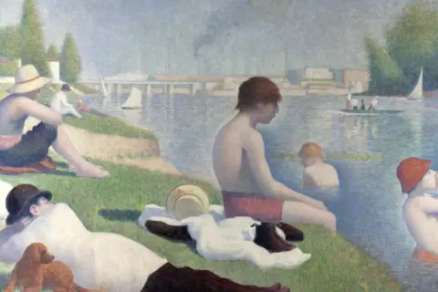 Letni dzień nad rzeką, ludzie odpoczywają na trawie i w wodzie. Charakterystyczne dla **Georges Seurat dzieła** malowanie punktami.