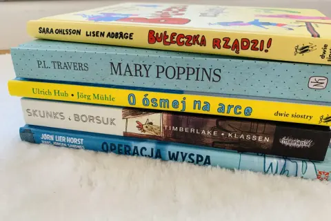 Pięć książeczek na dobranoc, w tym "Bułeczka Rządzi!", "Mary Poppins" i "Operacja Wyspa", ułożonych jedna na drugiej.